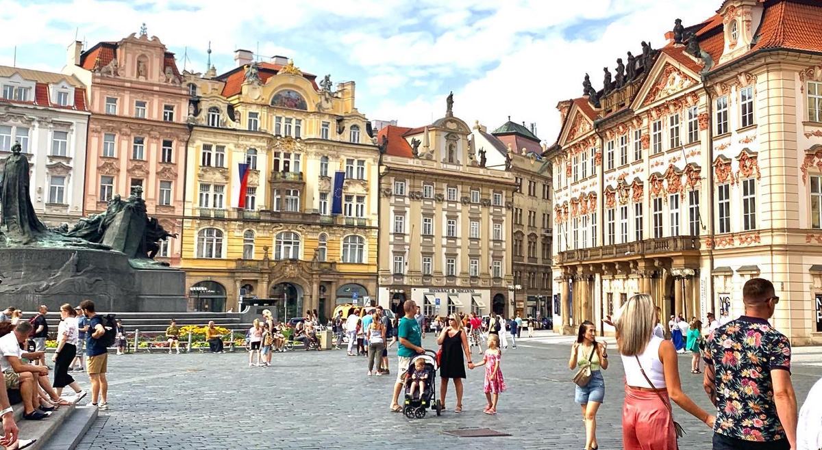 Prag Eski Şehir Meydanı'nda renkli tarihi binalar