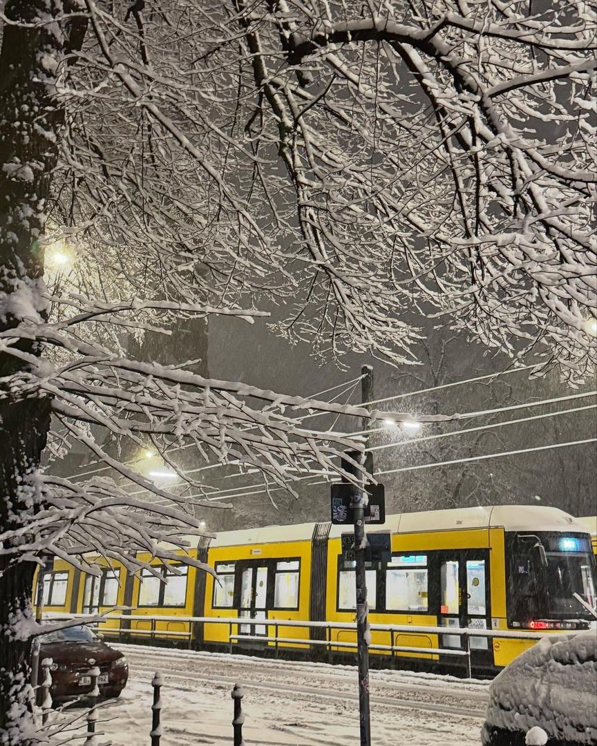 Karlı bir gecede sarı tramvay